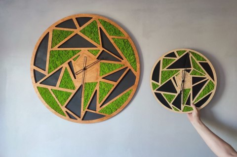 Drewniany zegar z mchem chrobotkiem o średnicy 80 cm