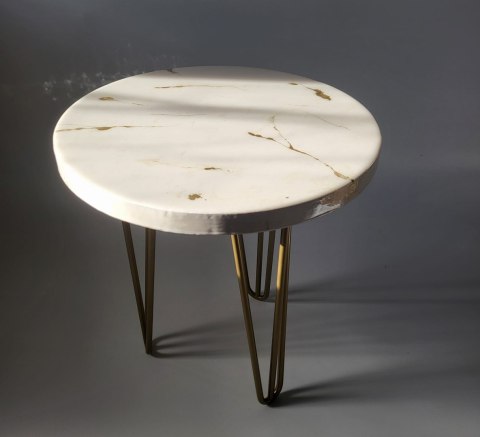 Stolik kawowy z żywicy epoksydowej, biel i złoto 50 cm