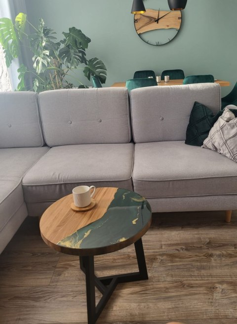 Dębowy stolik kawowy z żywicą epoksydowa butelkowa zieleń