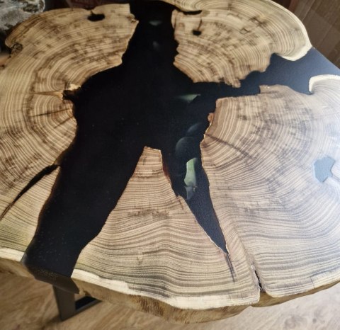 Drewniany stolik kawowy z czarną żywicą epoksydową matowy