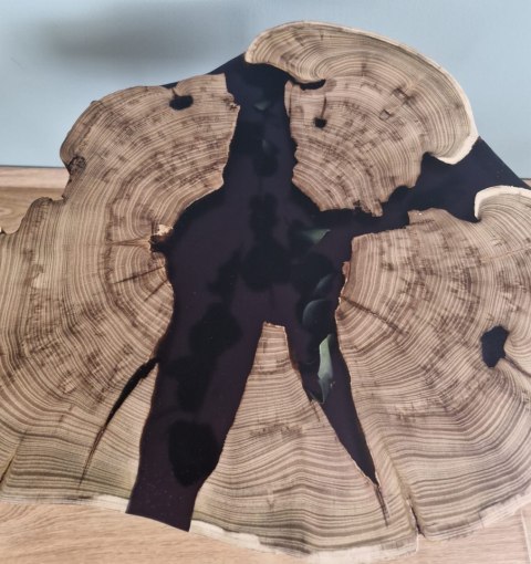 Drewniany stolik kawowy z czarną żywicą epoksydową matowy