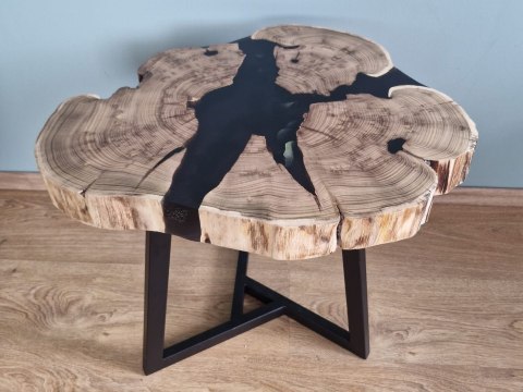 Drewniany stolik kawowy z czarną żywicą epoksydową matowy