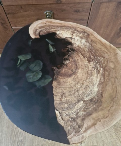 Drewniany stolik kawowy z żywicą epoksydową z eukaliptusem