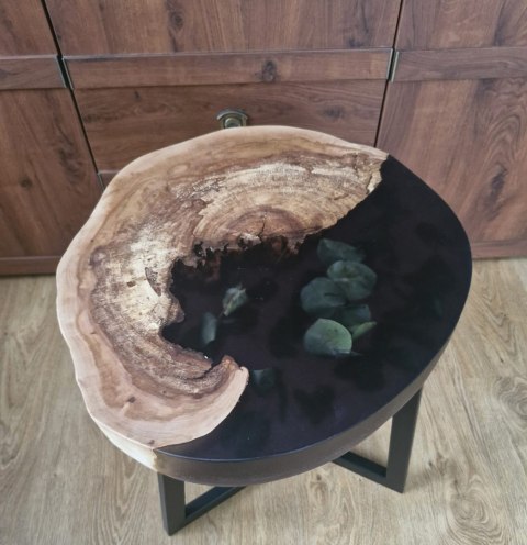 Drewniany stolik kawowy z żywicą epoksydową z eukaliptusem
