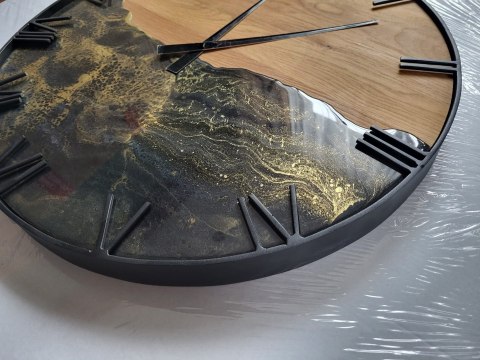 Drewniany zegar ścienny w metalowej ramie 50 cm