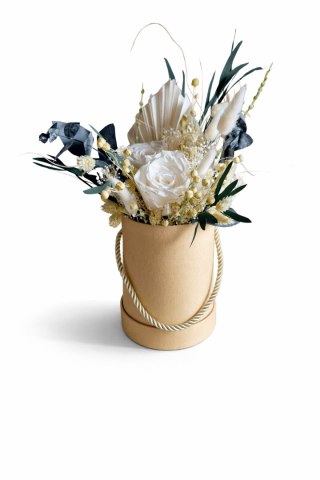 Flower box z różami stabilizowanymi i roślinami suszony, beż