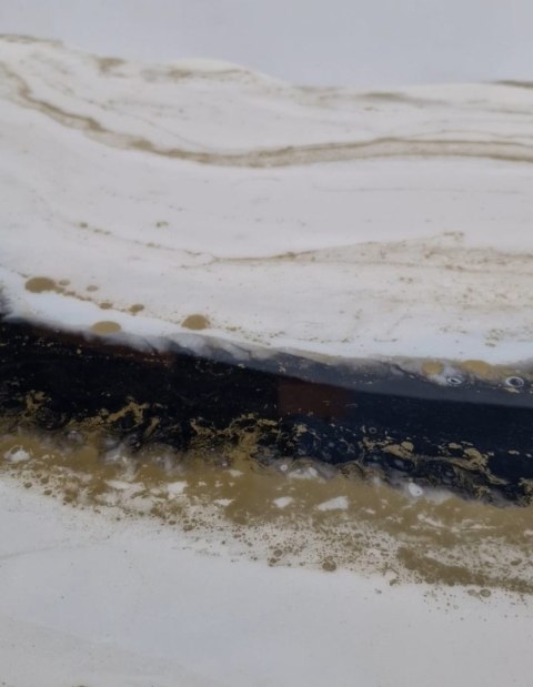 Stolik kawowy z żywicy epoksydowej w odcieniach bieli, czerni i złota