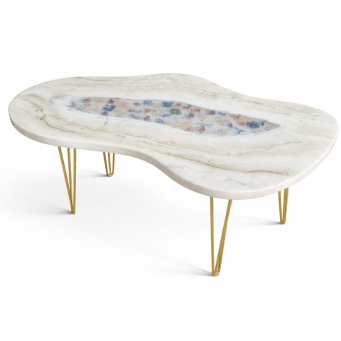 Stolik kawowy z kwiatami