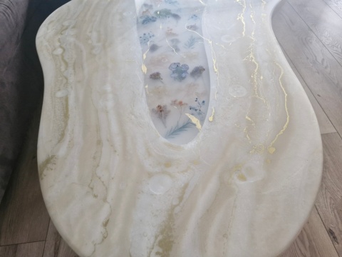 Stolik kawowy z żywicy epoksydowej z kwiatami, glamour