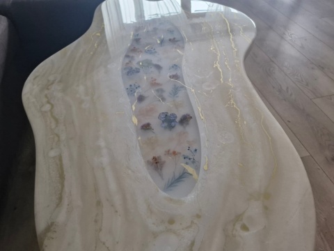 Stolik kawowy z żywicy epoksydowej z kwiatami, glamour