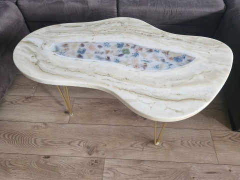 Stolik kawowy z żywicy epoksydowej z kwiatami, glamour