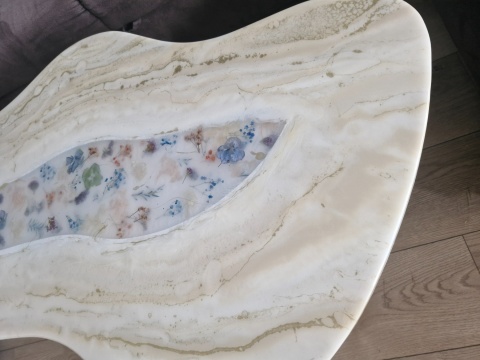 Stolik kawowy z żywicy epoksydowej z kwiatami, glamour